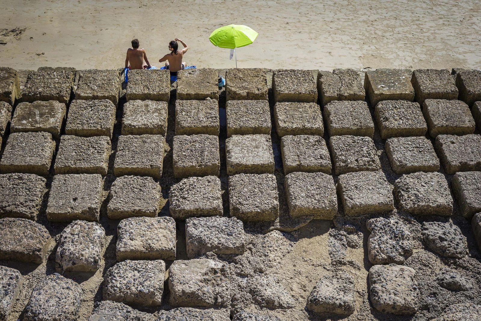Una tarde de playa junto a los bloques prohibidos de la playa de Santa María del Mar de Cádiz