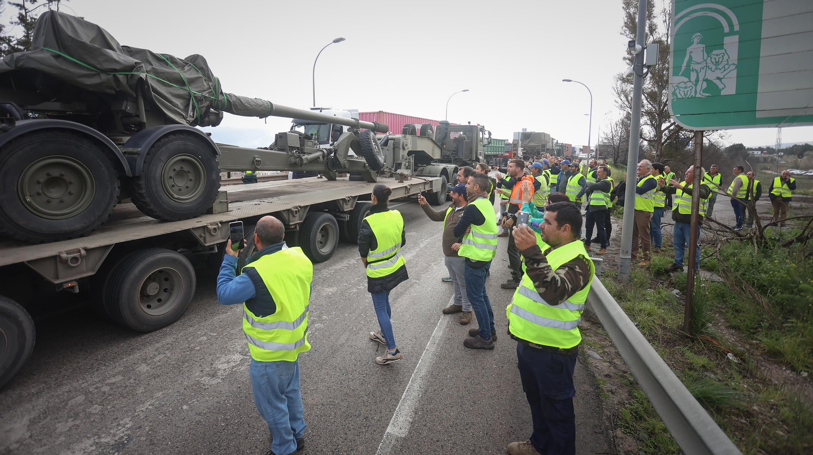 Los agricultores siguen en pie de guerra y cortan la A-381 en Jerez