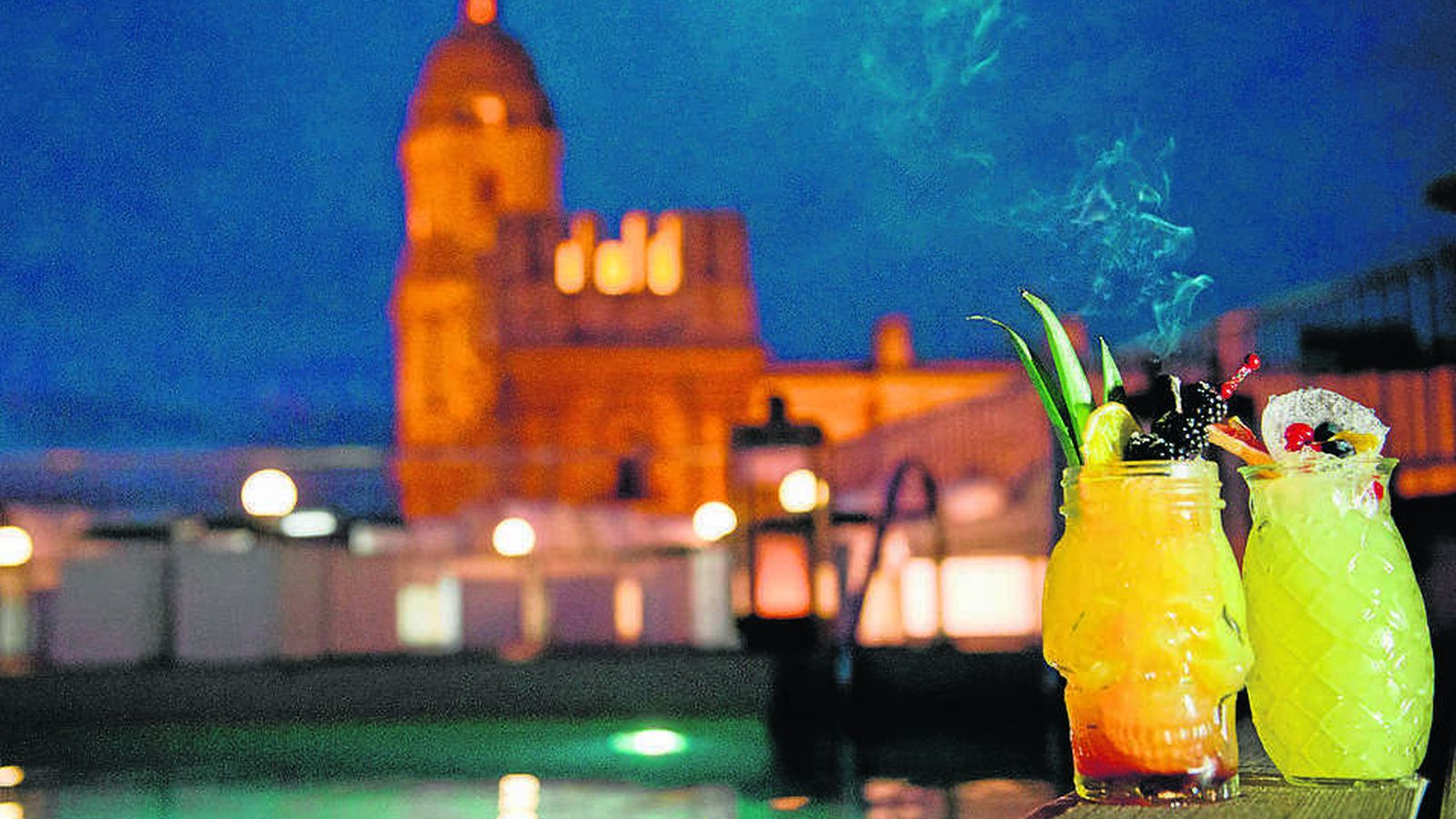 Dos cócteles al borde la piscina.