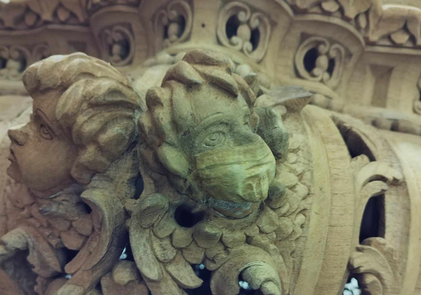 Primer plano del ángel con mascarilla de un paso de la Semana Santa almeriense.