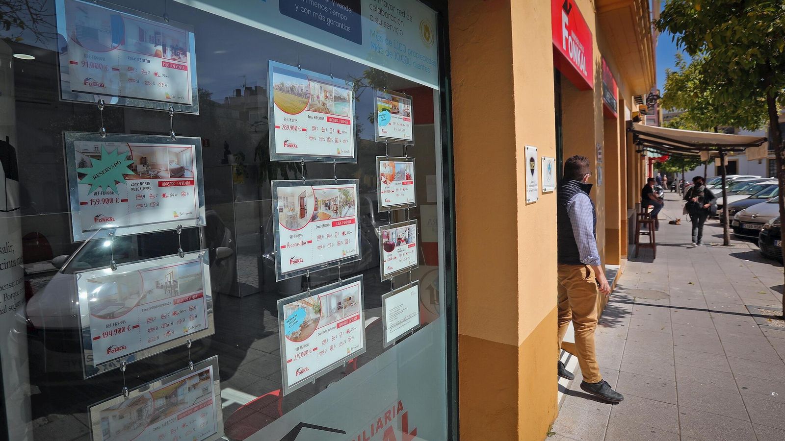 Carteles de viviendas a la venta en una inmobiliaria.