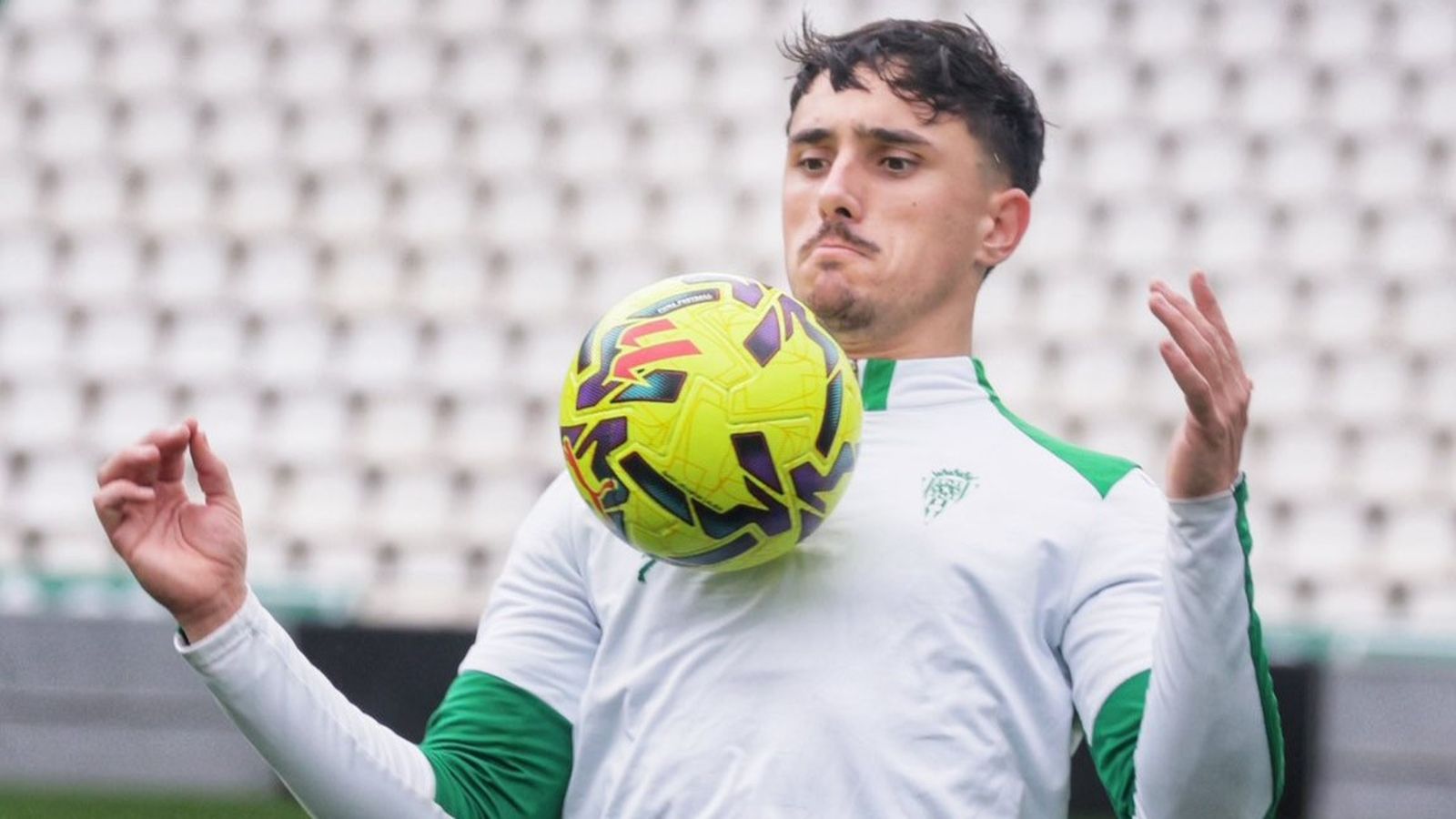 Vilarrasa controla el balón en un entrenamiento del Córdoba CF en El Arcángel.