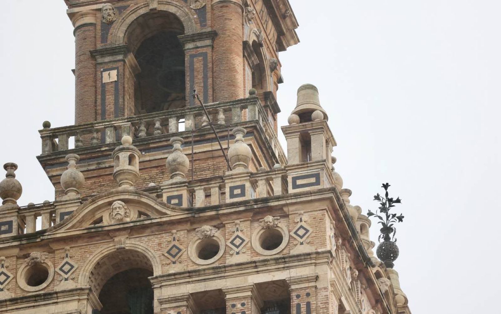 El campanario de la Giralda sin una de sus azucenas