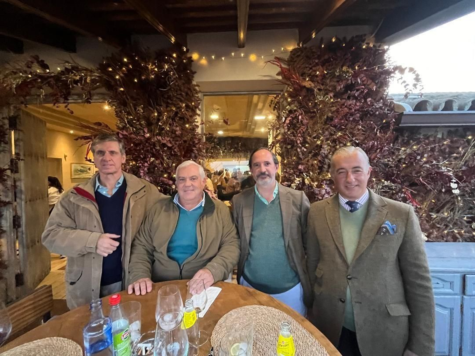 Francisco Martel, Bruno Pemán, Fernando Delso y Tomás León Domecq, durante la comida.