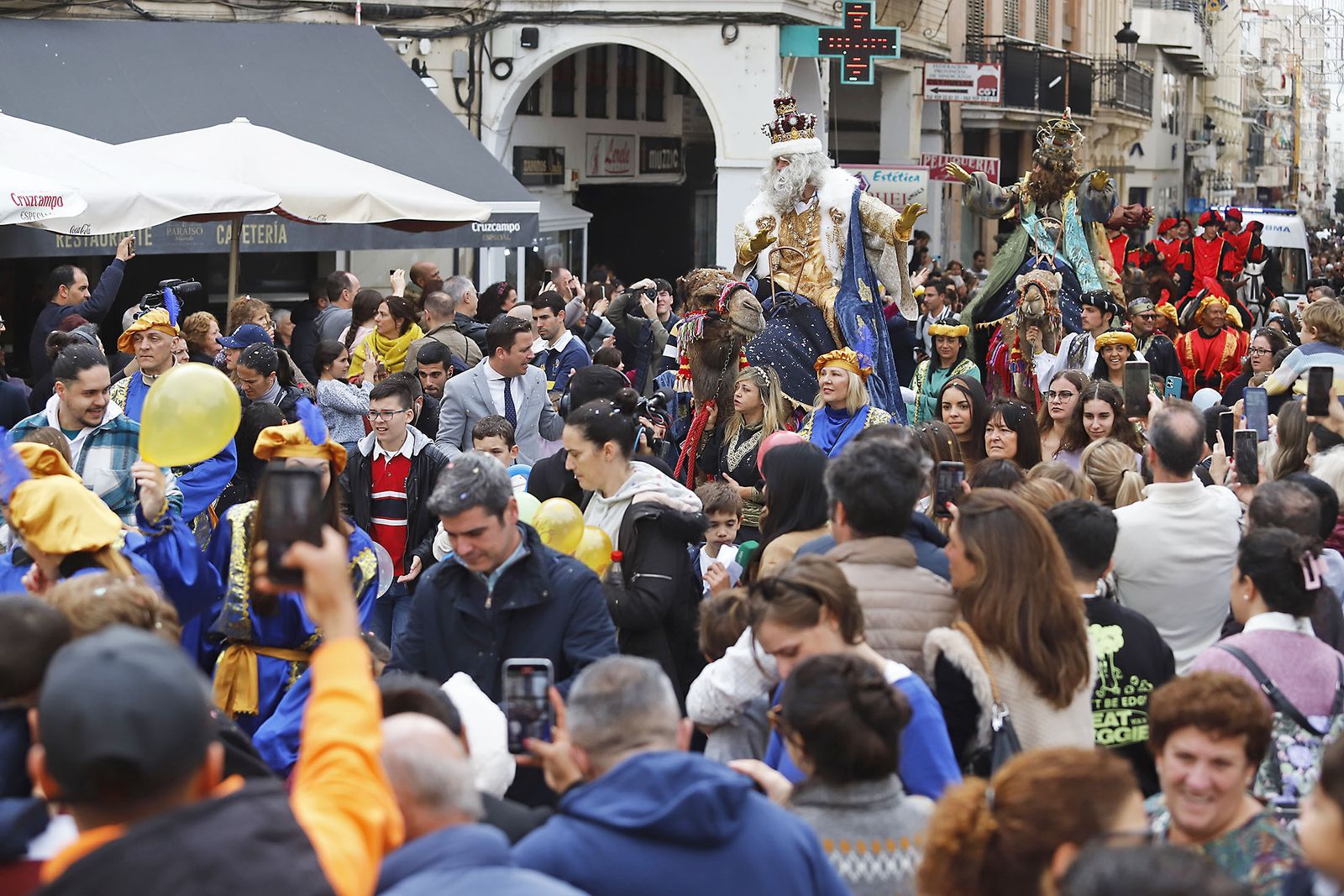 Imágenes de la mágica llegada de los Reyes Magos y la Estrella de la Ilusión a Huelva en barco