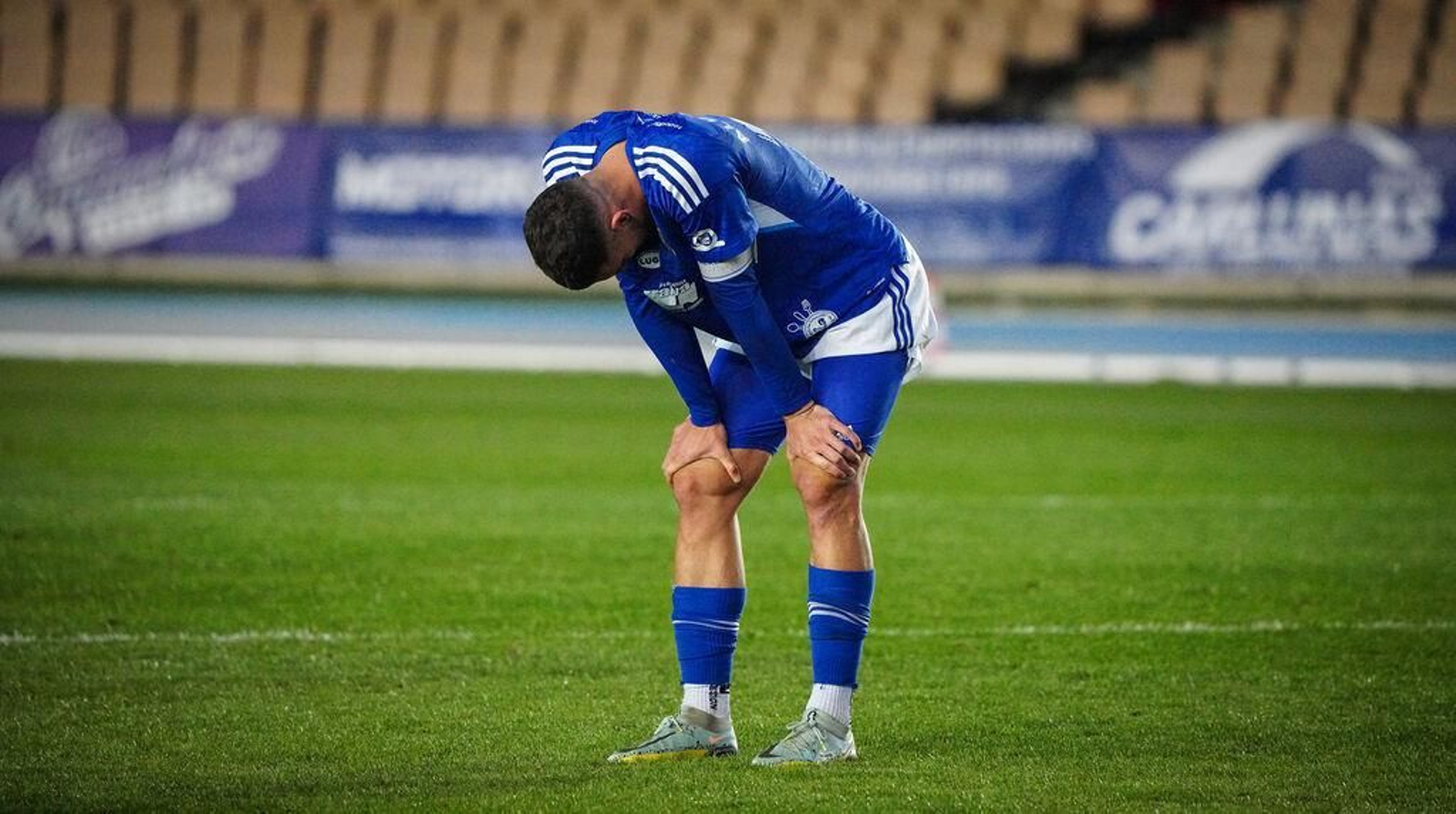 Álvaro Rey, exhausto tras el partido contra el Ceuta B.