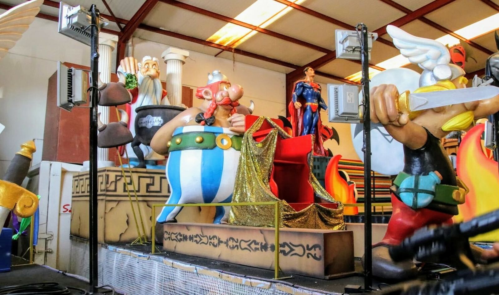 Las carrozas de la cabalgata del Carnaval de Sanlúcar, listas para este domingo.