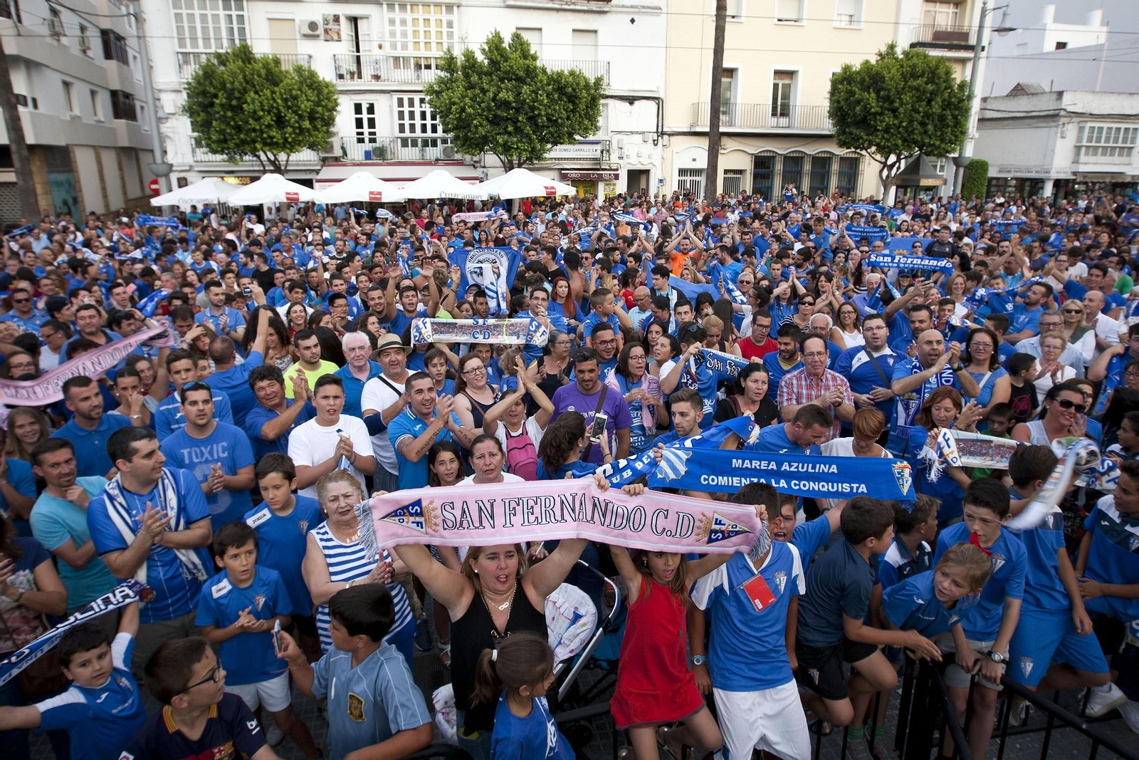 Locura de la masa social del San Fernando CD en la celebración de uno de los ascensos a la desaparecida Segunda B.