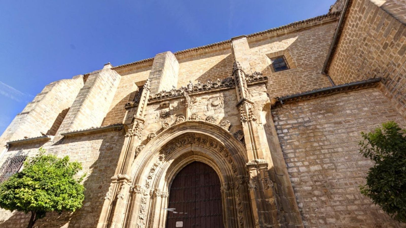 Esta iglesia es conocida por sus contrastes entre los estilos renacentista y gótico.