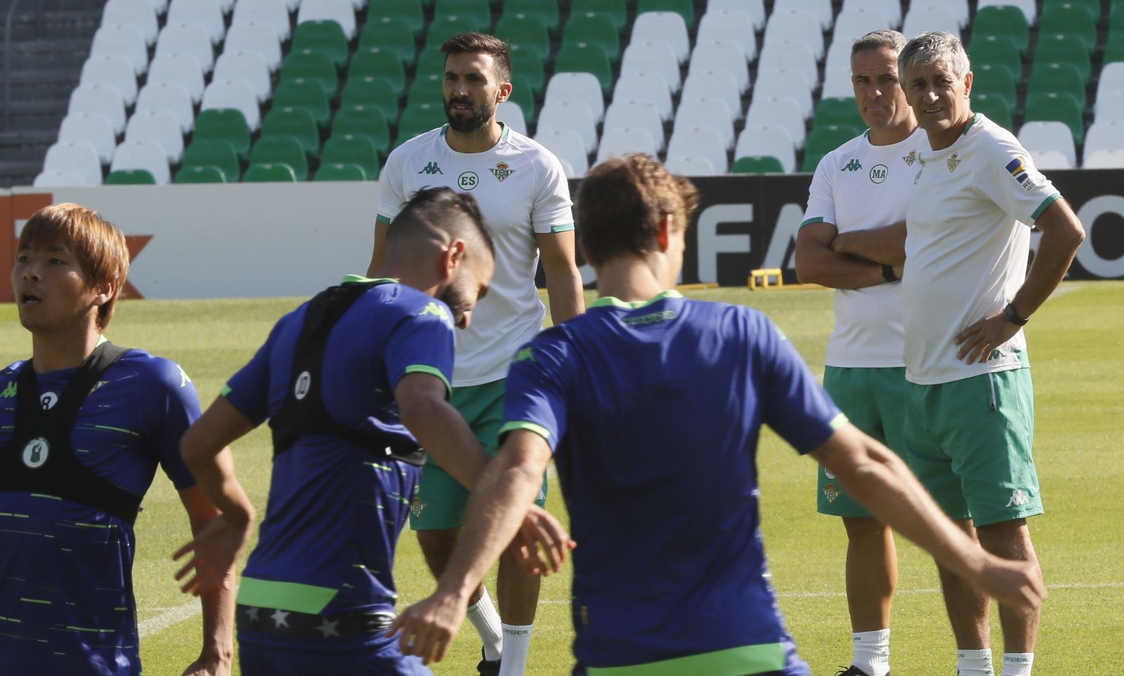 Setién observa a sus jugadores en un entrenamiento.