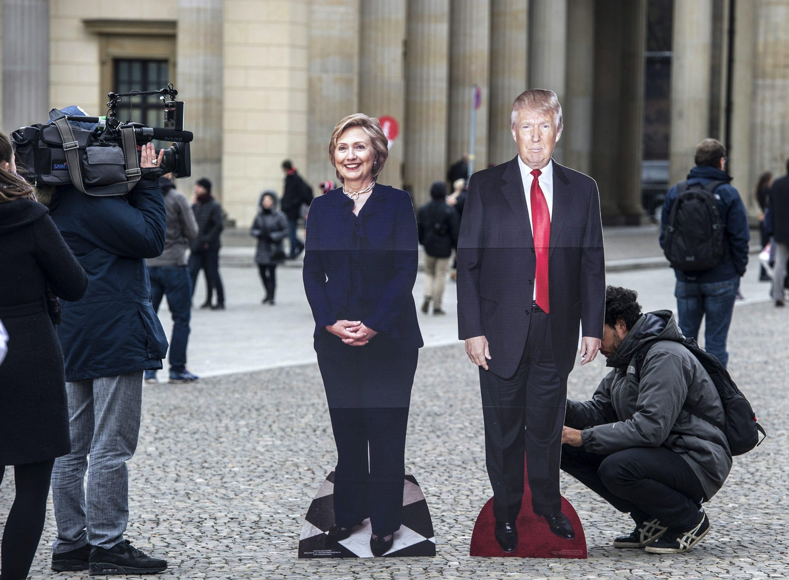 Dos efigies de cartón de los candidatos decoran la plaza Pariser Platz en Berlín. Dos efigies de cartón de los candidatos decoran la plaza Pariser Platz en Berlín.