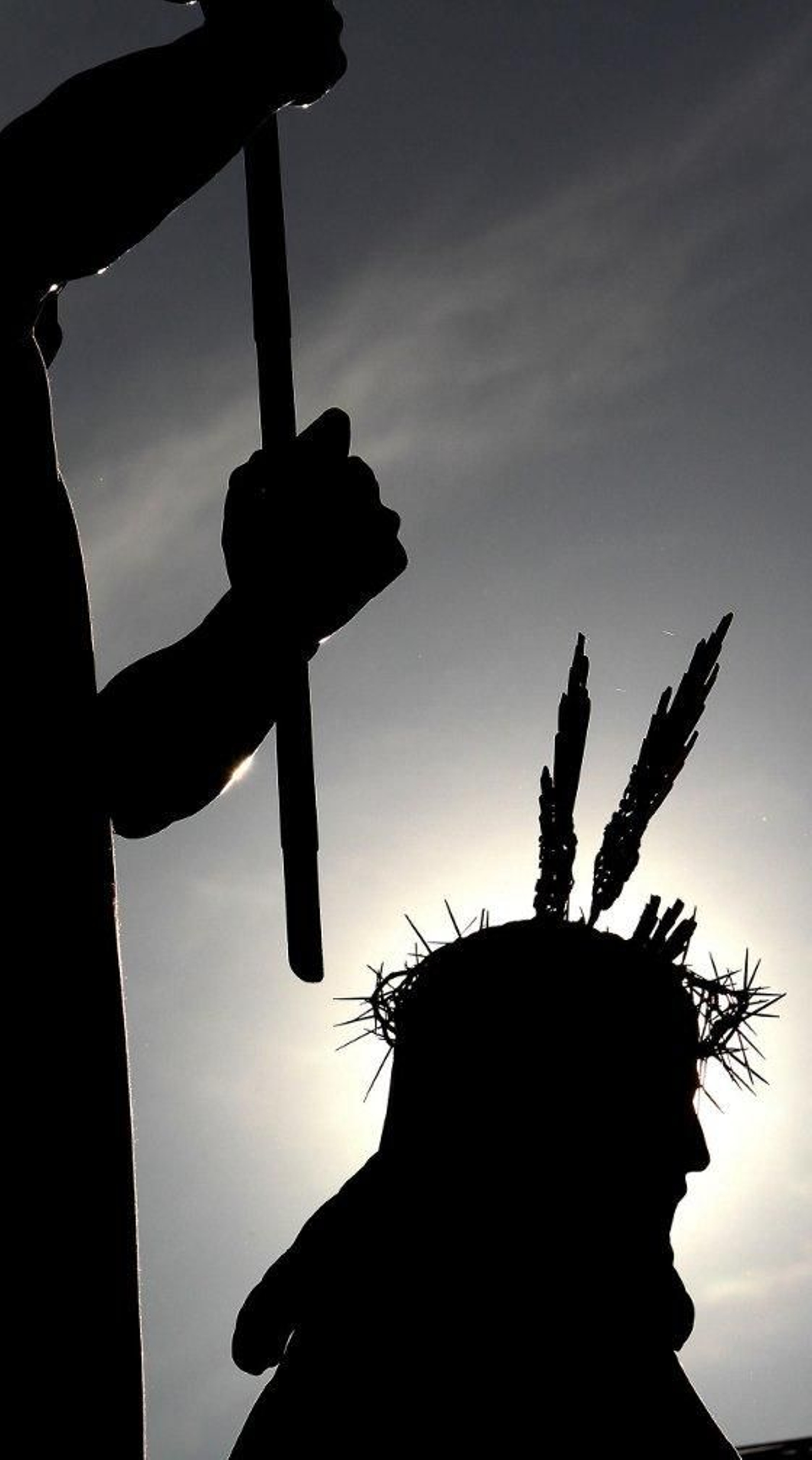 Espectacular contraluz del Señor de la coronación.

Foto: Miguel Angel Gonzalez