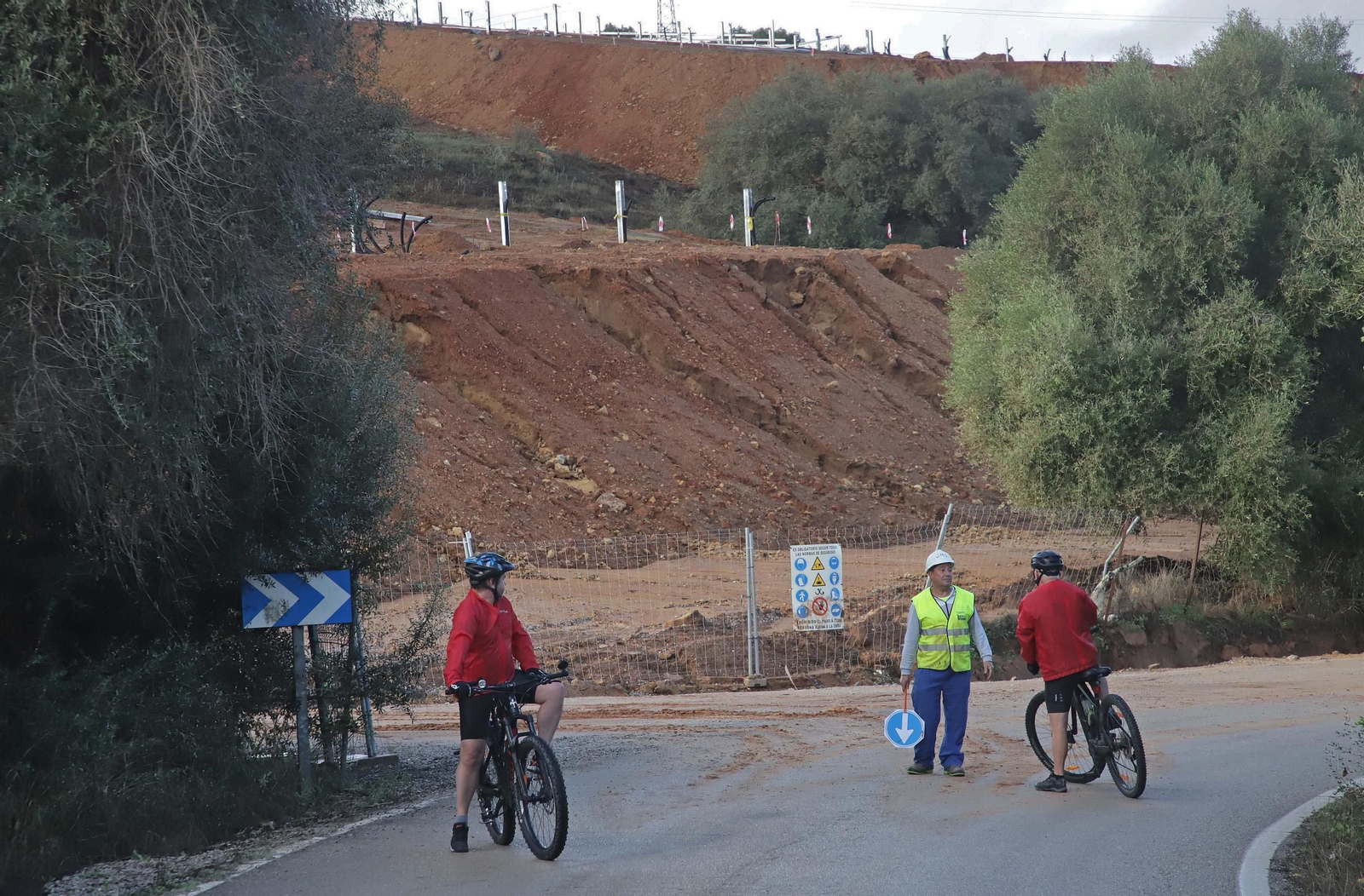Fotos de las labores de limpieza y retirada de barro en la carretera CA-9203, que une Pinar del Rey con la Estación de San Roque