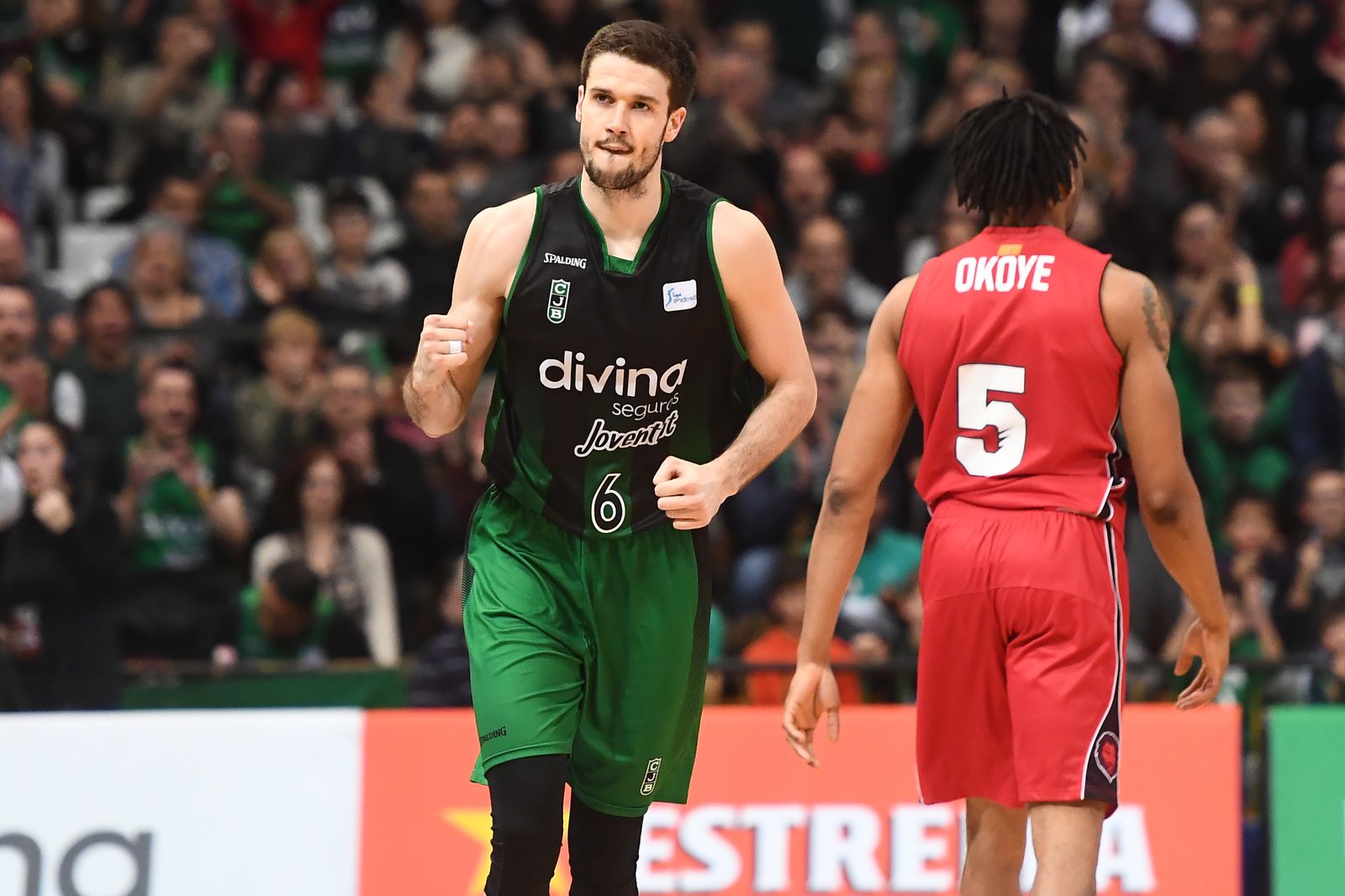 Xabi López-Arostegui celebra una canasta.