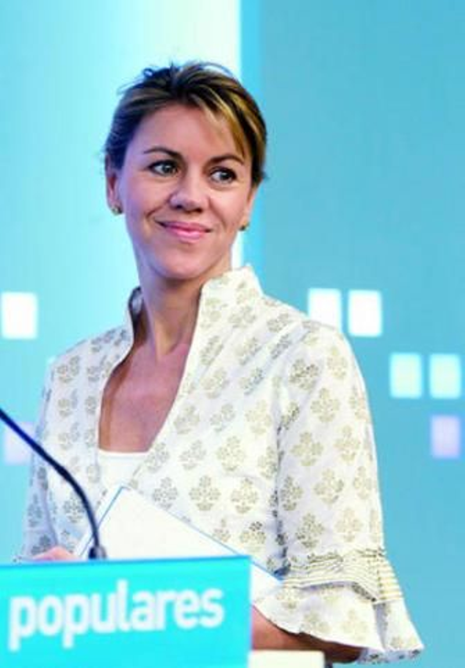 De Cospedal se dirige al atril para comparecer ante los medios de comunicación, ayer en la sede del PP.