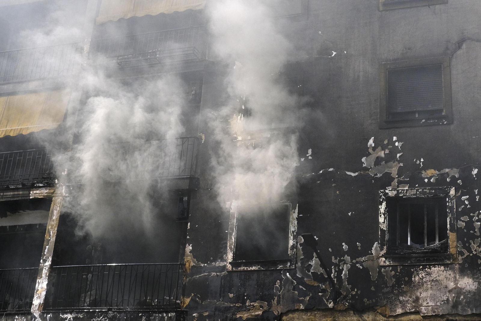 Incendio de un edificio de 18 viviendas en Ronda, en fotos