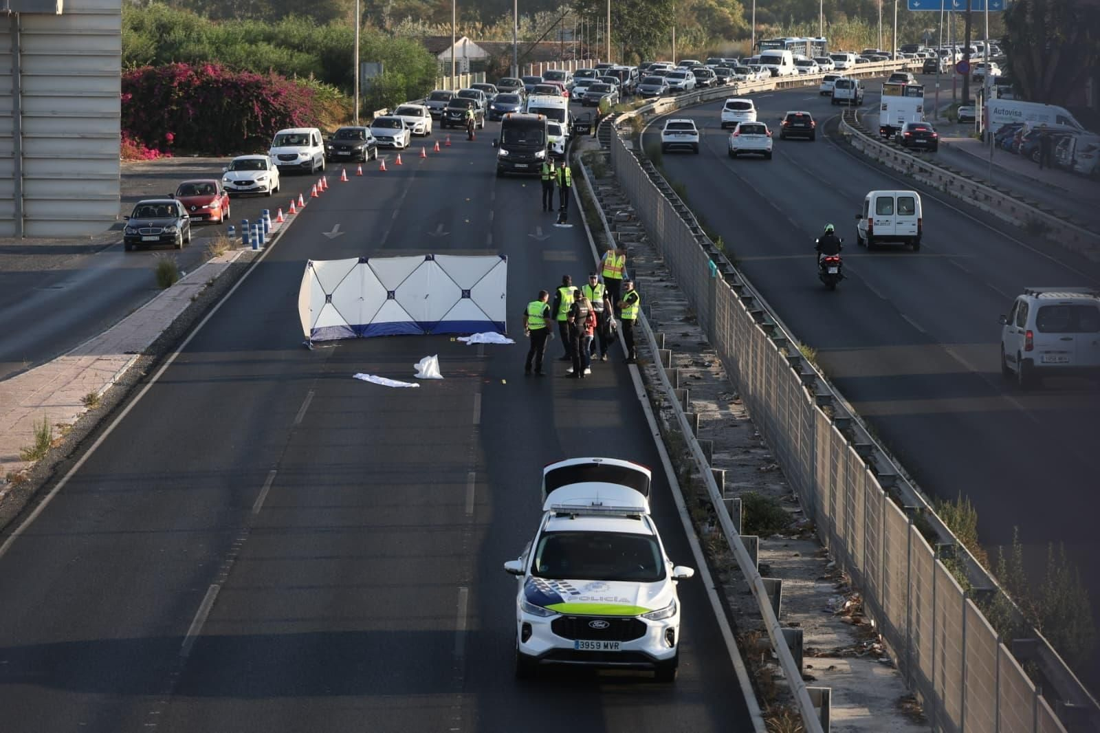 Efectivos de la Policía Local junto a los dos cuerpos fallecidos.