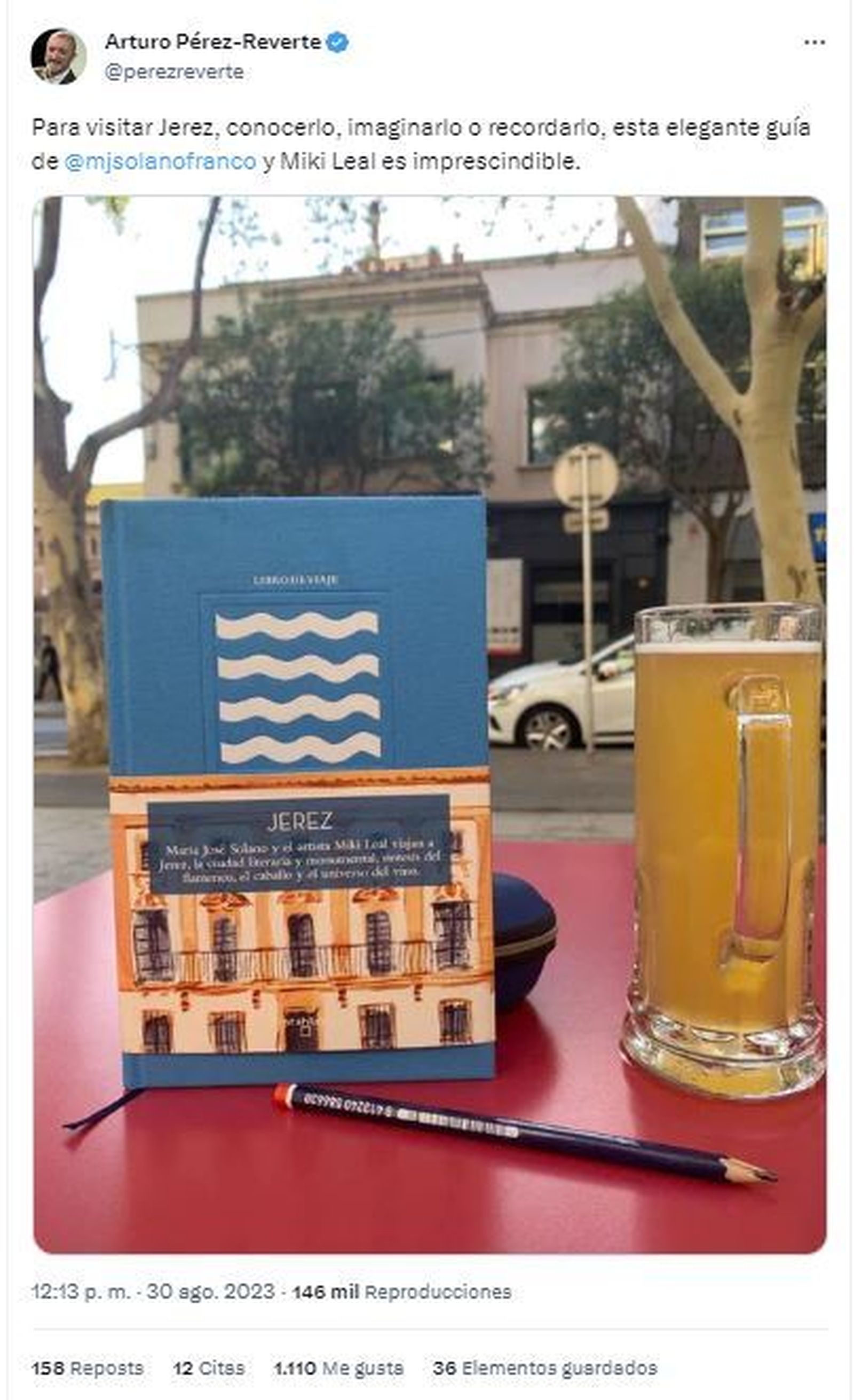 Twit de Arturo Pérez-Reverte, recomendando el libro.