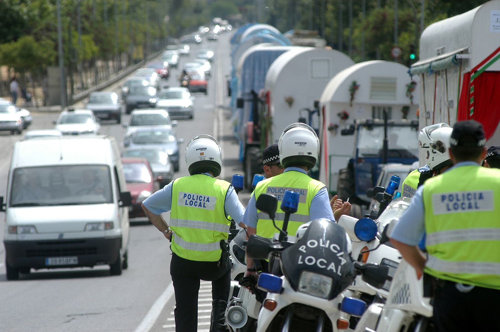 Agentes de la Policía Local vigilan la salida de las carriolas.