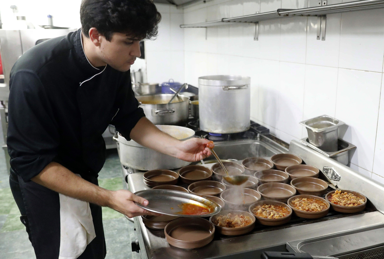 En un restaurante ovetense se preparan los tradicionales garbanzos con bacalao.