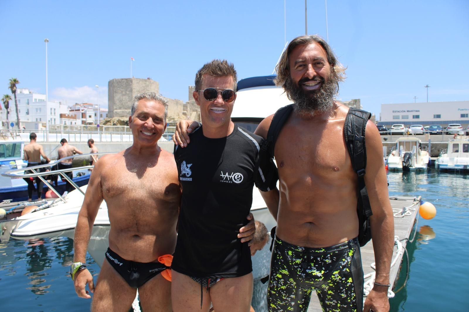 Los tres españoles que lograron cruzar el Estrecho de Gibraltar este miércoles.