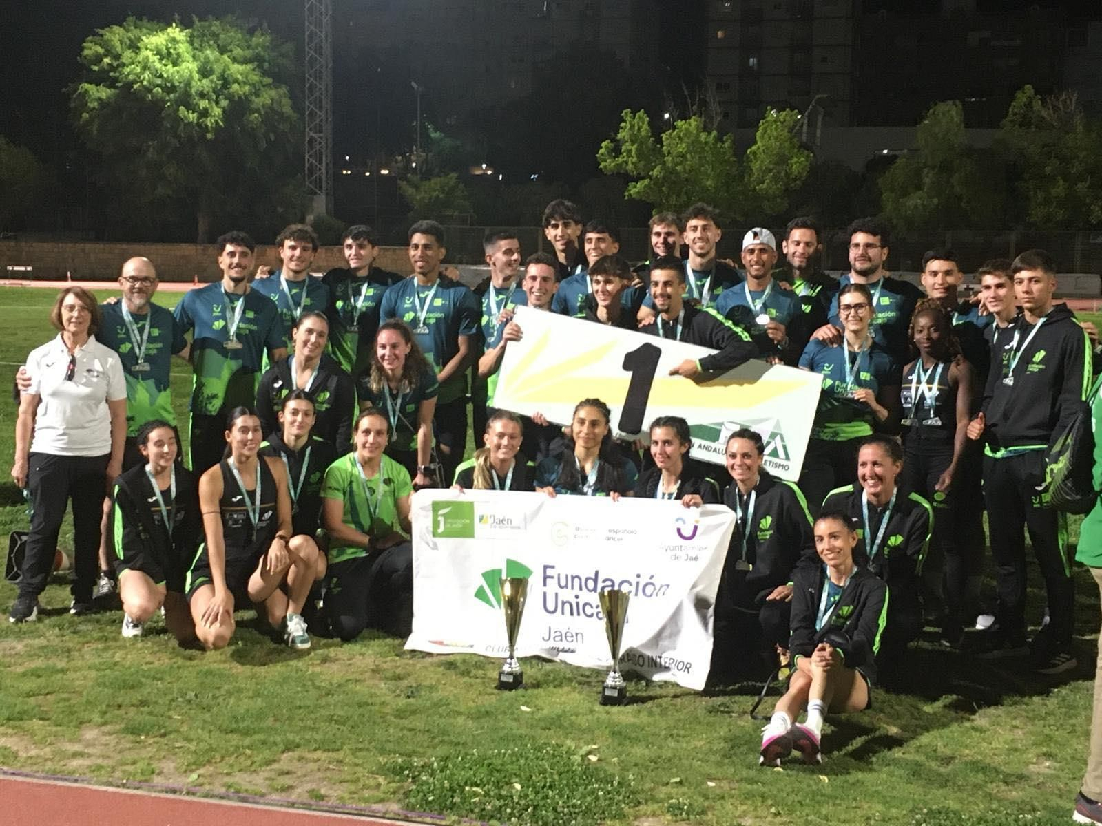 El equipo jiennense femenino y masculino posa tras la entrega de premios.