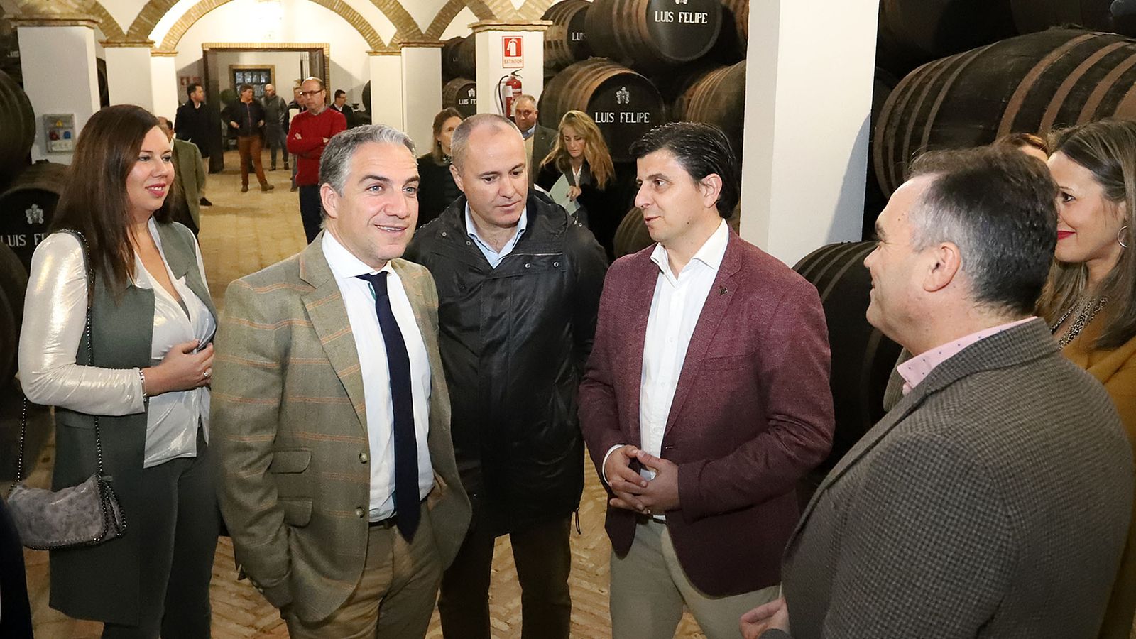 Bendodo rodeado de responsables políticos provinciales y locales.