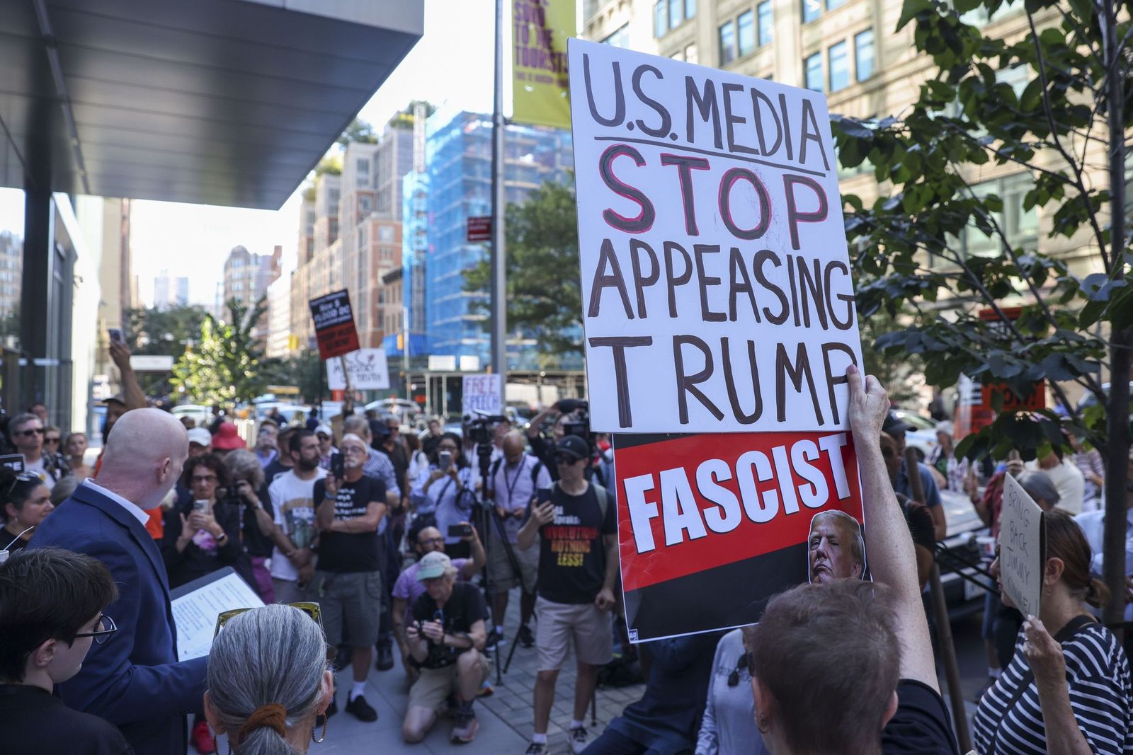 Protesta frente a una oficina de ABC en Nueva York en reacción a la suspensión del presentador de televisión estadounidense Jimmy Kimmel de su programa nocturno.
