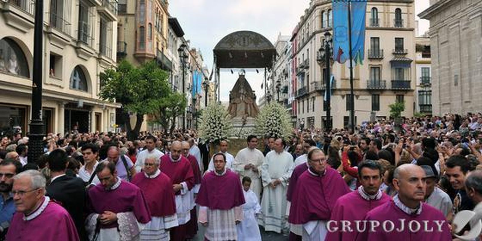 La Virgen de los Reyes se luce por sus calles. 

Foto: Juan Carlos Vázquez