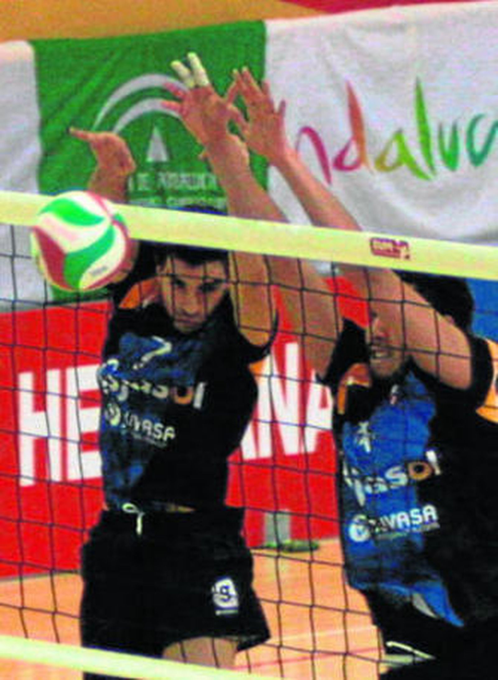 De Amo y González bloquean un remate rival.