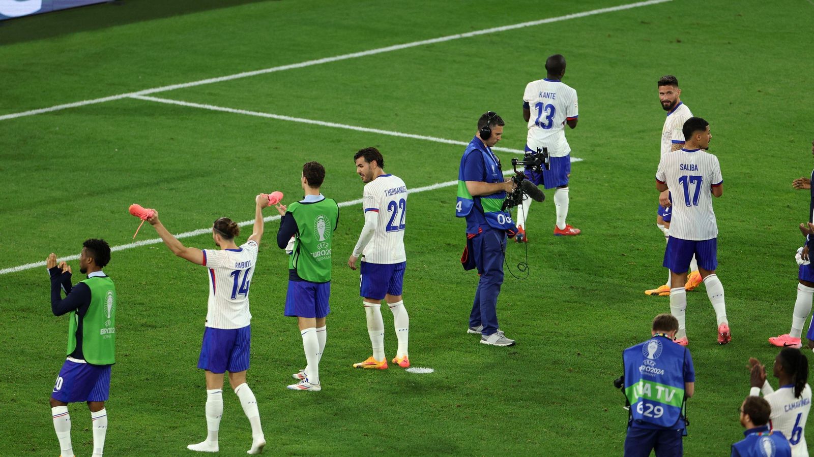 Los jugadores franceses celebran el triunfo con sus aficionados.
