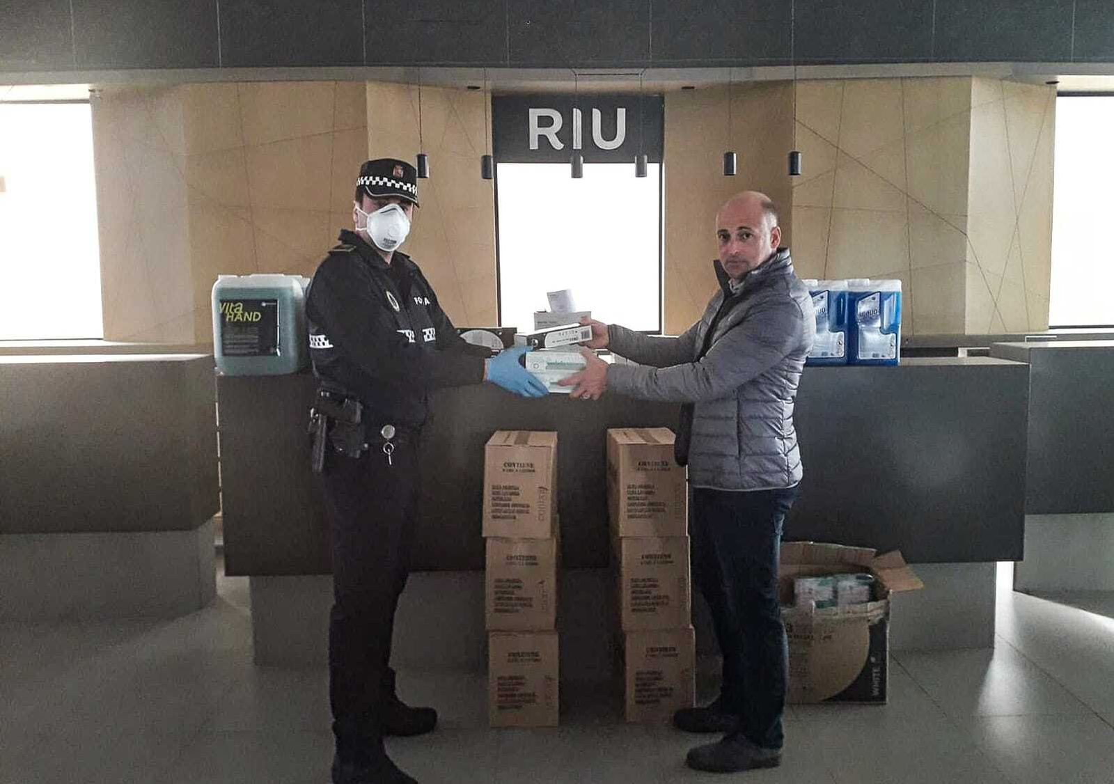 Entrega del material por parte de un representante de la cadena hotelera a la Policía de Chiclana.