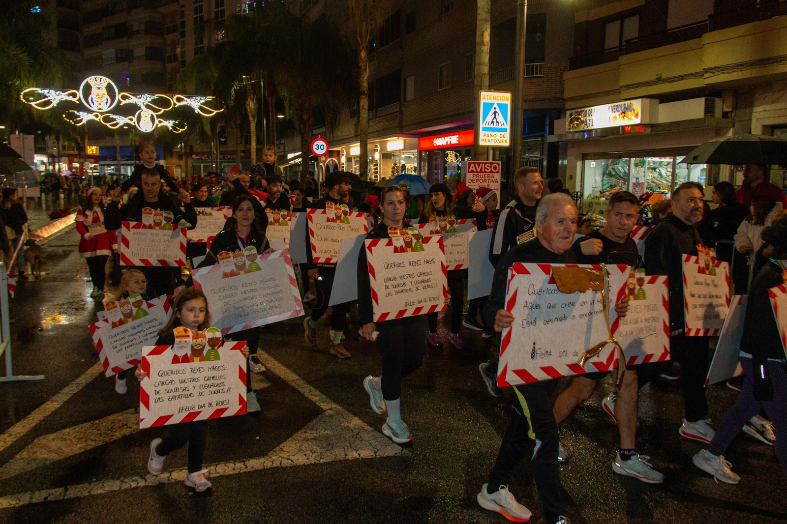 Ni la lluvia puede con la San Silvestre de Motril