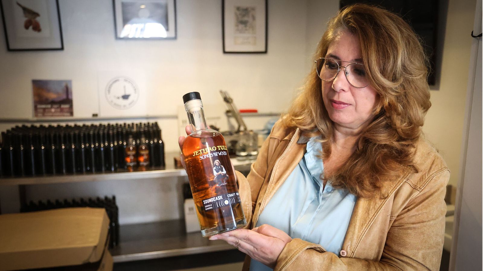 Mº Eugenia enseña una de las botellas de la nueva colección con ‘Jhetro Tull’.