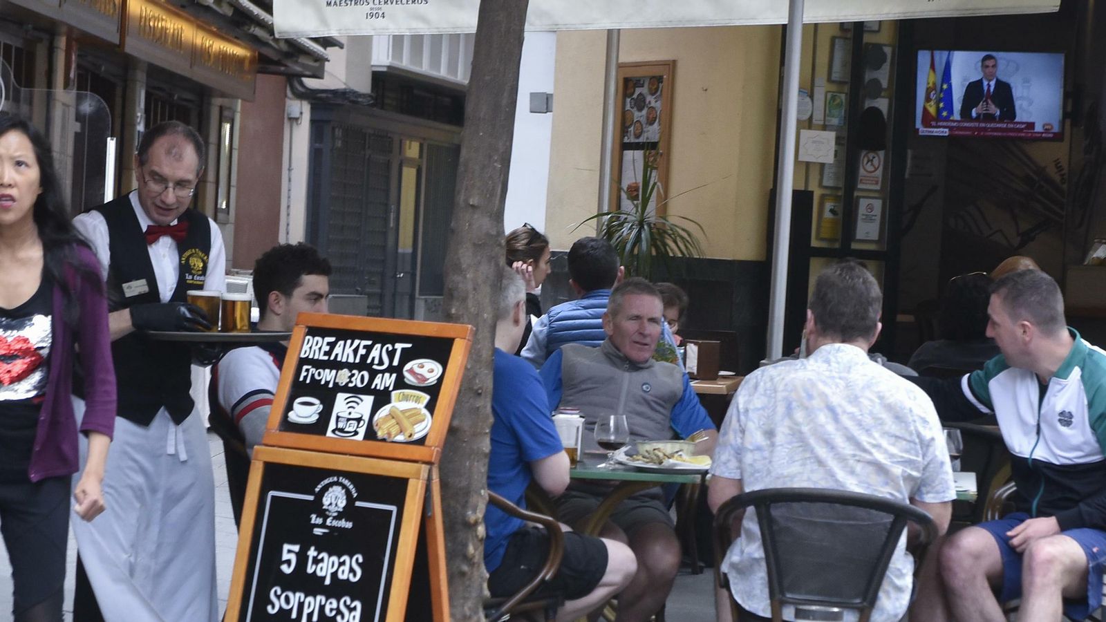 Terrazas de la Cuesta del Bacalao repletas de turistas.