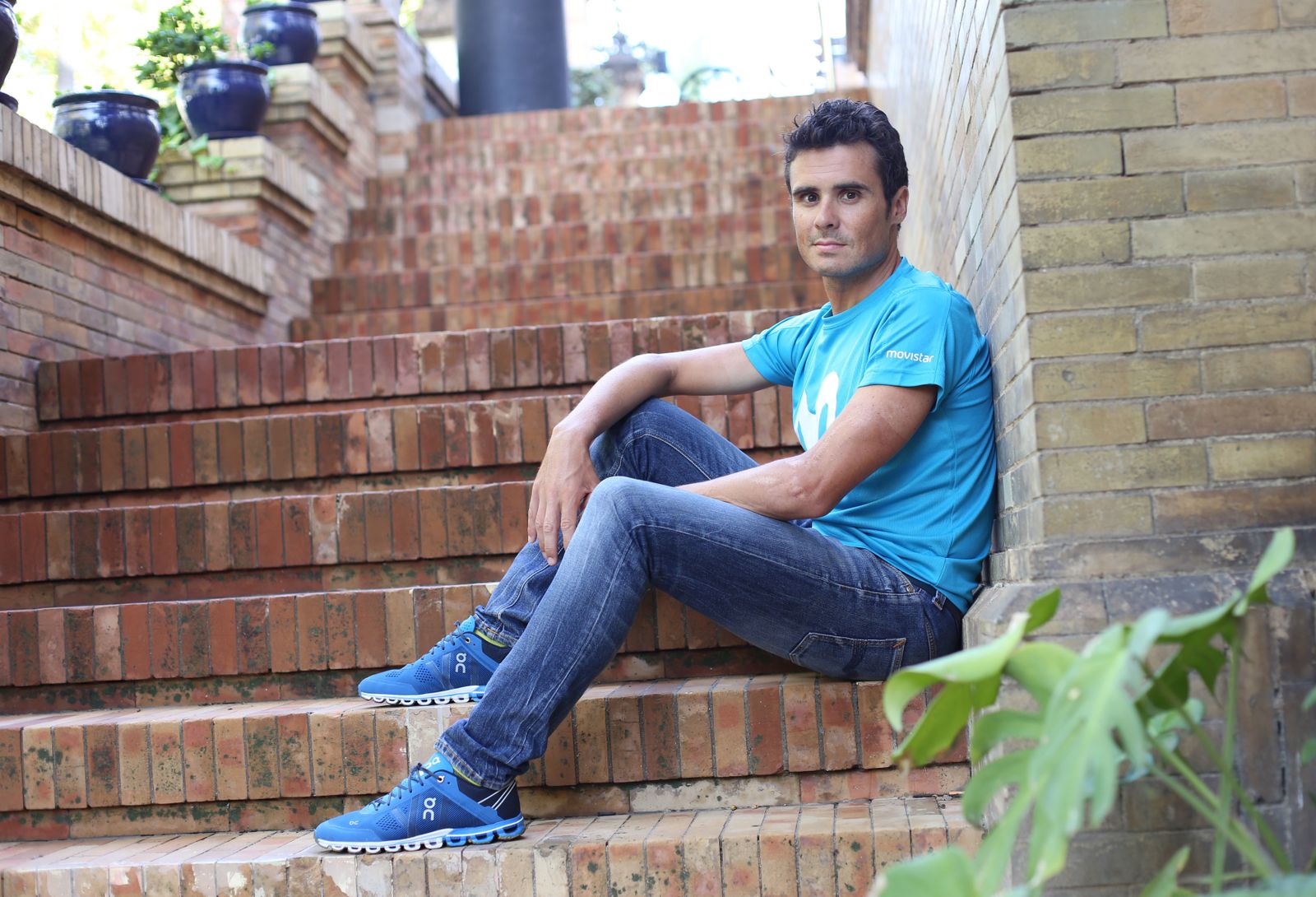 Javier Gómez Noya posa en los jardines del hotel Alfonso XIII de Sevilla.