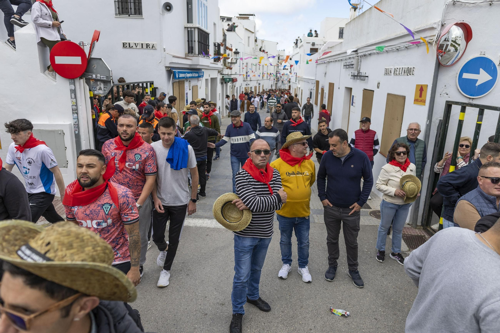 Las imágenes del Toro Embolao de Vejer 2025