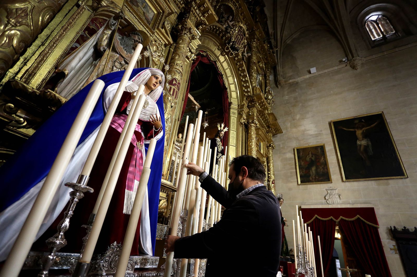 Preparativos en la basílica de la Merced con el montaje del altar de cultos de la hermandad del Transporte.