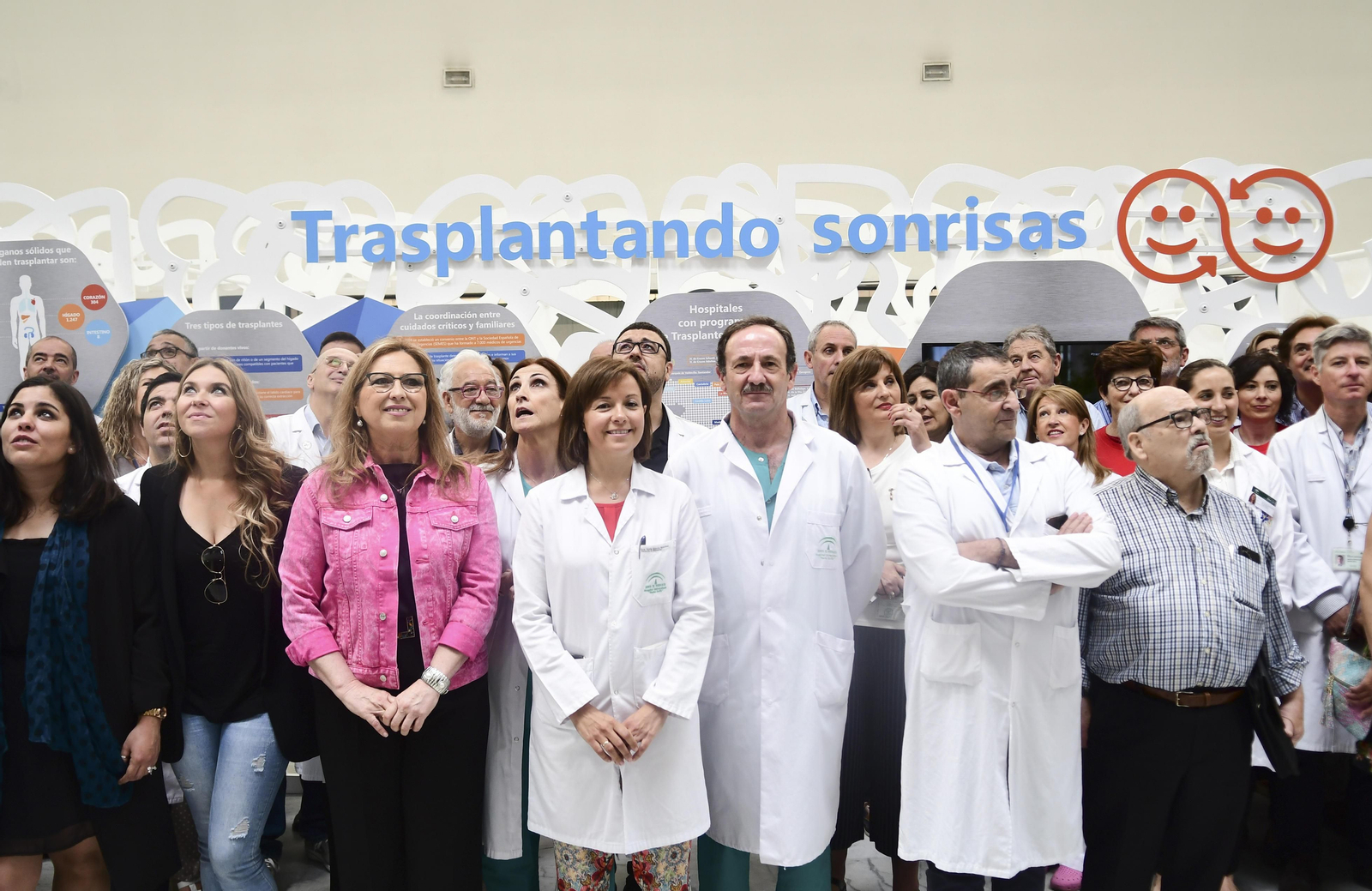 Profesionales, trasplantados y representantes institucionales, ayer, en la inauguración de la exposición 'Trasplantando sonrisas'.