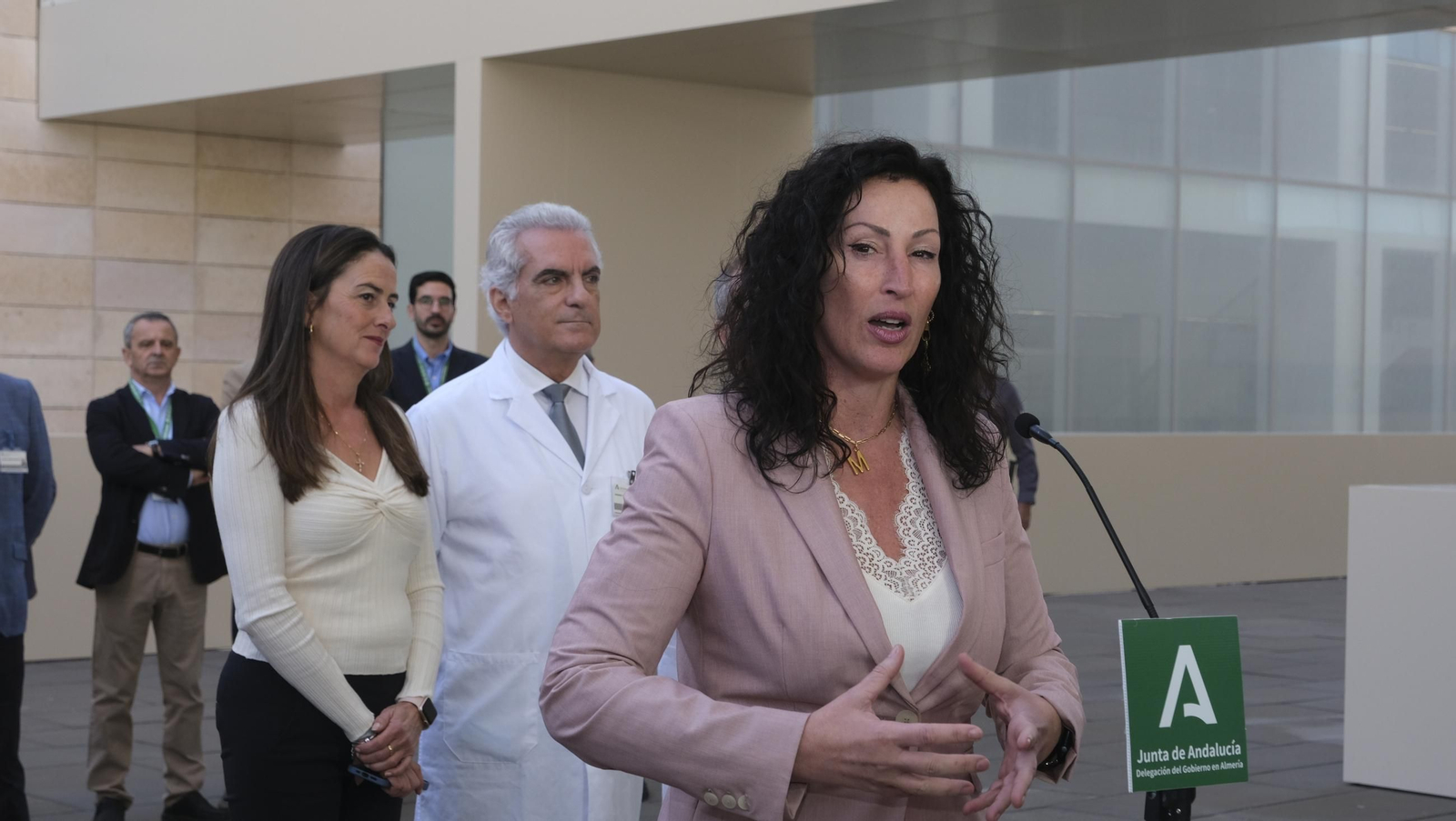 Visita del Consejero de Salud, Antonio Sanz, al nuevo edificio de consultas externas del Hospital Torrecárdenas, en imágenes