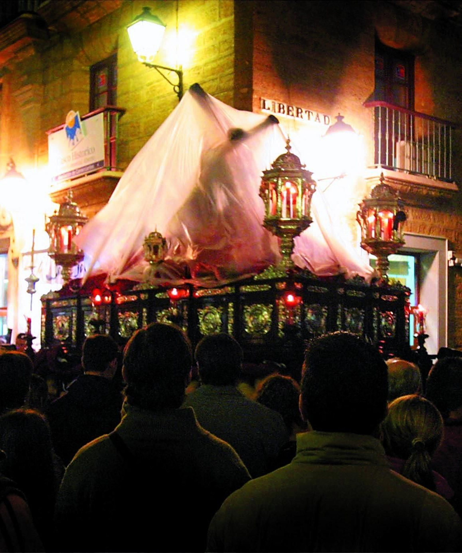 Jesús Caído envuelto en un plástico el Martes Santo de 2005.