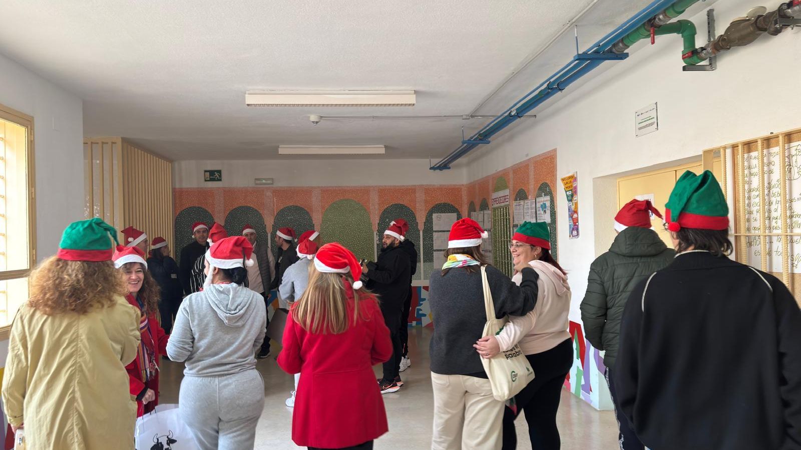 La Navidad llega a 'El Acebuche' gracias a los alumnos del CEPer 'Retamar'.