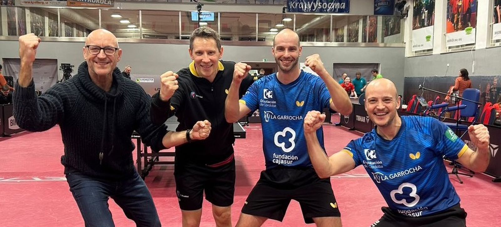 La tripleta prieguense celebra el triunfo junto al presidente Jesús Machado.