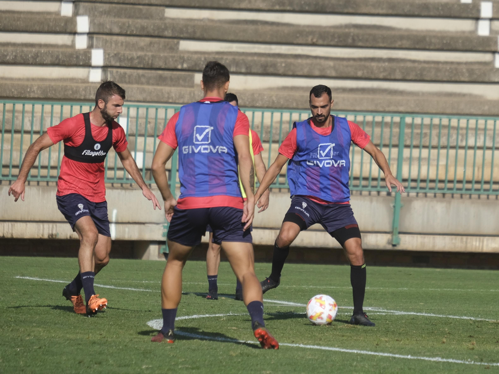 De las Cuevas hace un pase durante un entrenamiento del Córdoba.