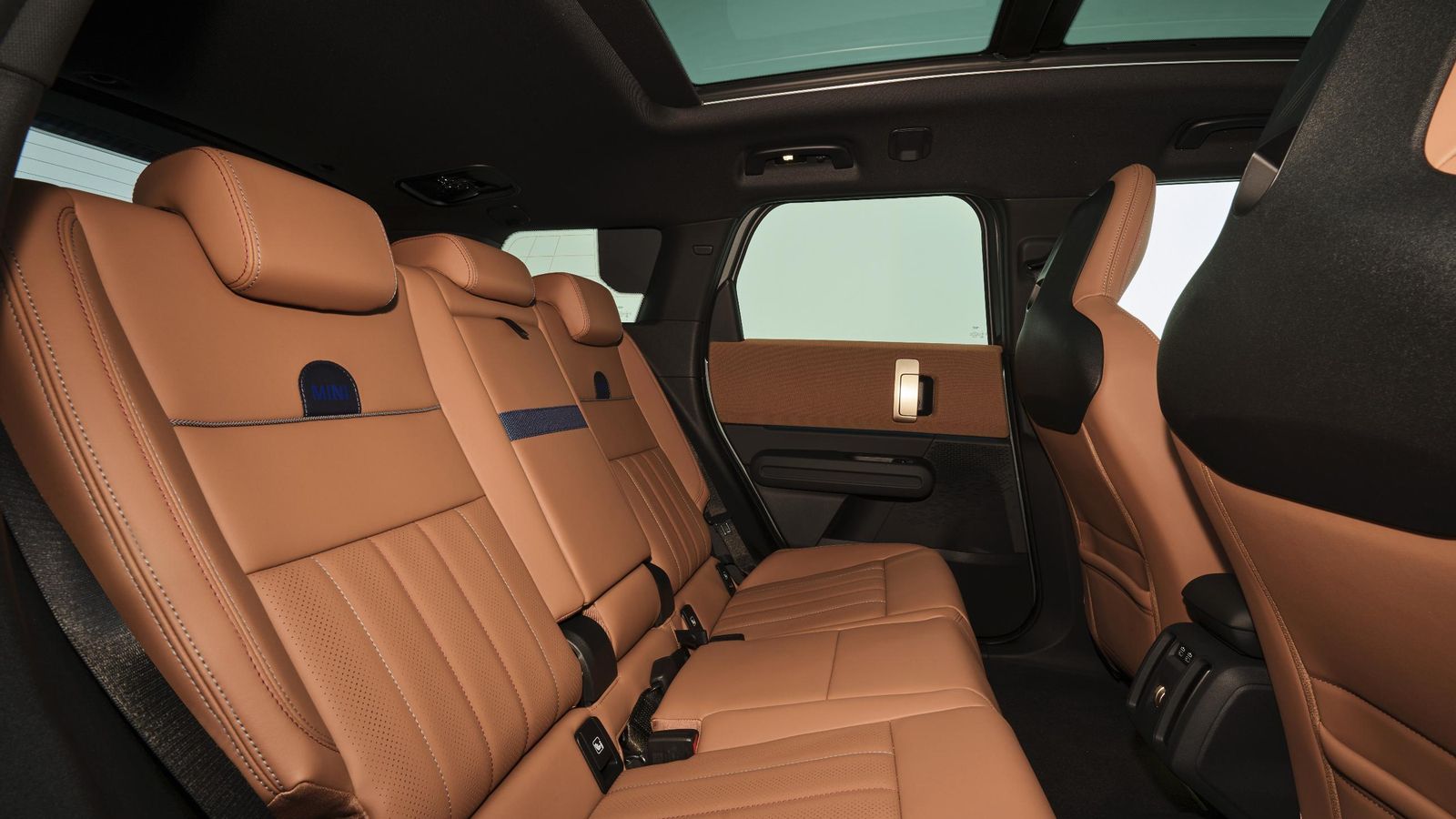 Mini no sólo ha buscado más espacio en el interior del Countryman con su crecimiento de tamaño, sino que los asientos traseros son modulables de muy diferentes formas.