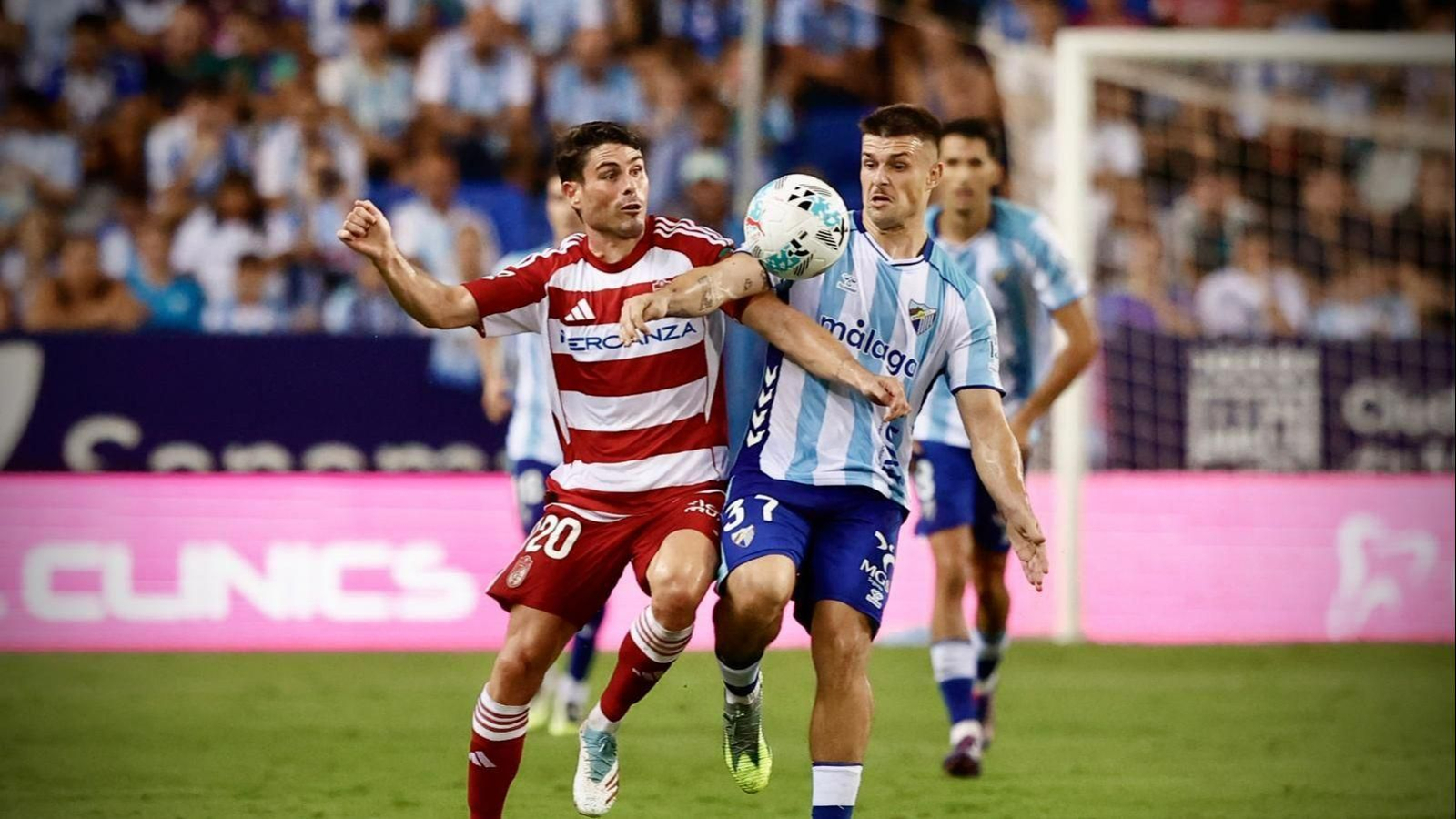 Lance del juego en el Málaga CF-Granada CF