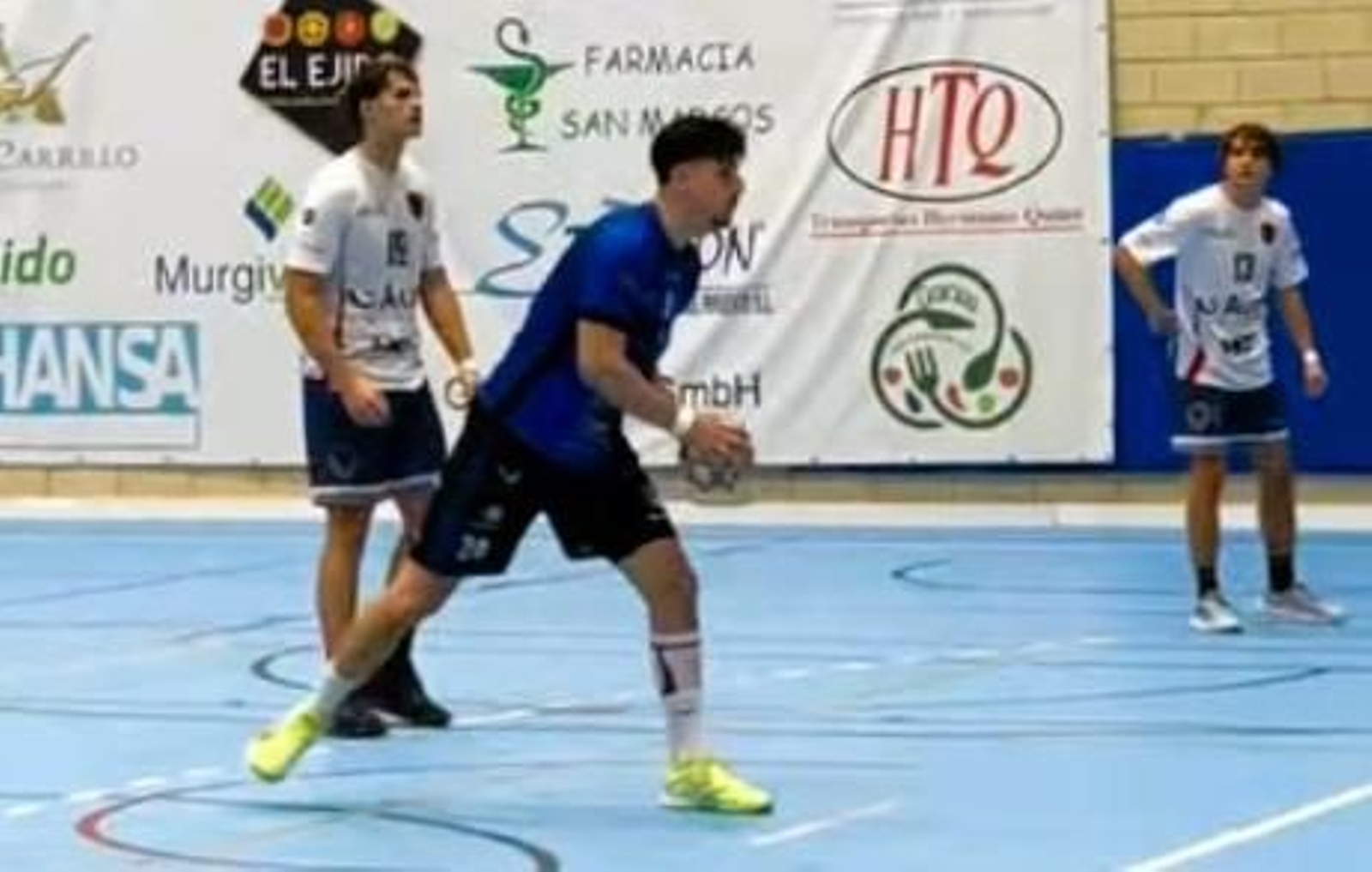 Un jugador canterano-sureño se dispone a realizar un lanzamiento desde siete metros durante una acción del partido.