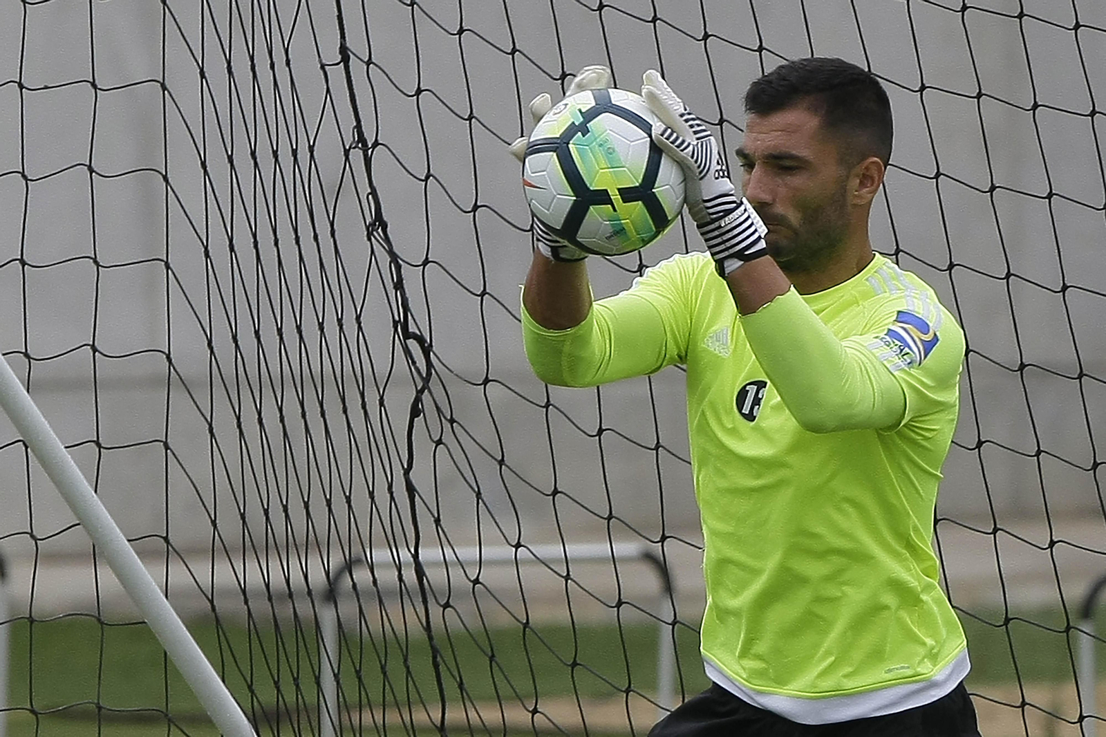 Adán detiene el balón durante un entrenamiento en la ciudad deportiva.