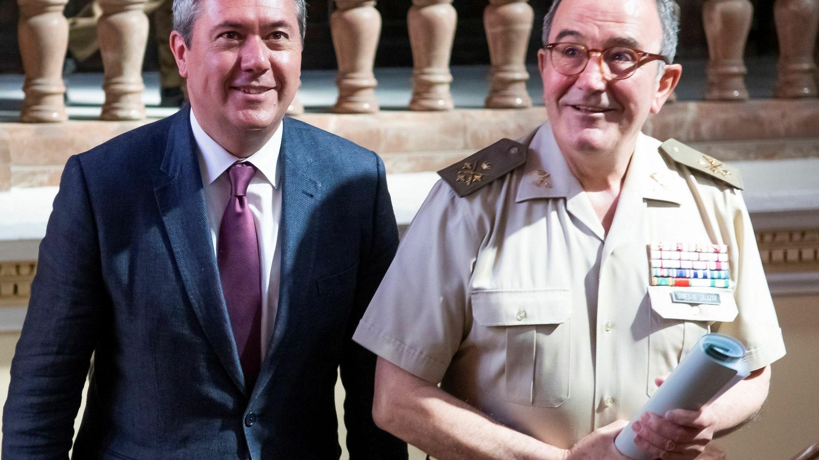 El alcalde, Juan Espadas, y el general de jefe de la Fuerza Terrestre, Juan Gómez de Salazar.