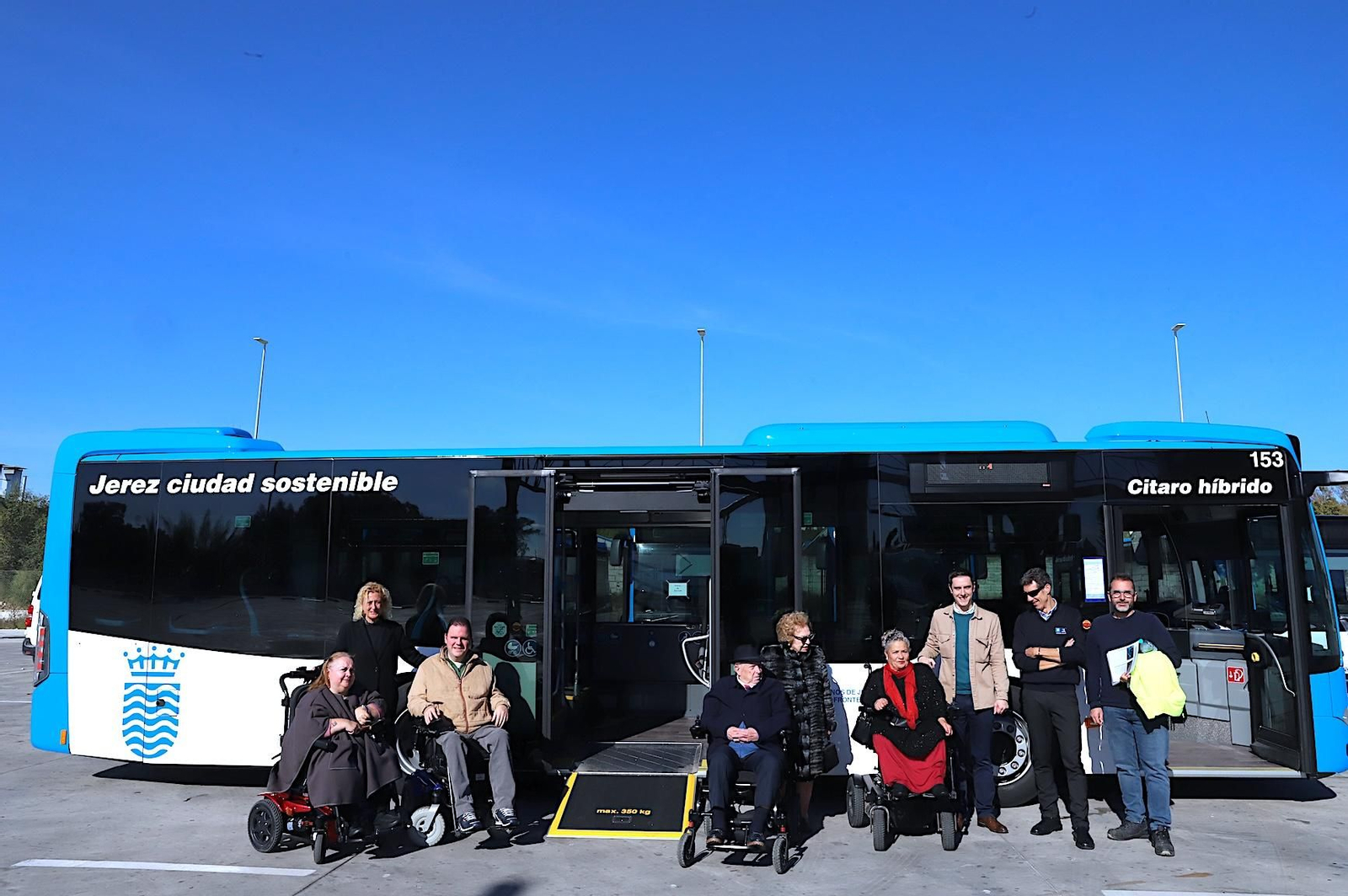 Jaime Espinar visita con Adifi los nuevos autobuses.